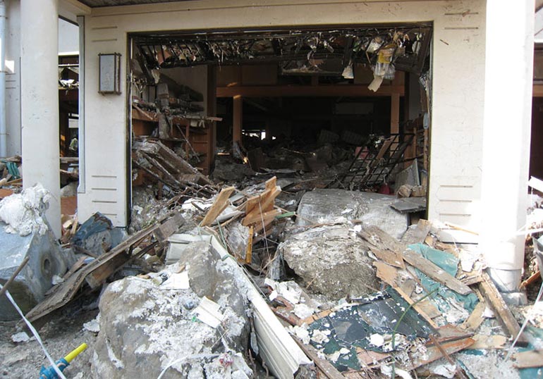 東日本大震災直後会館玄関