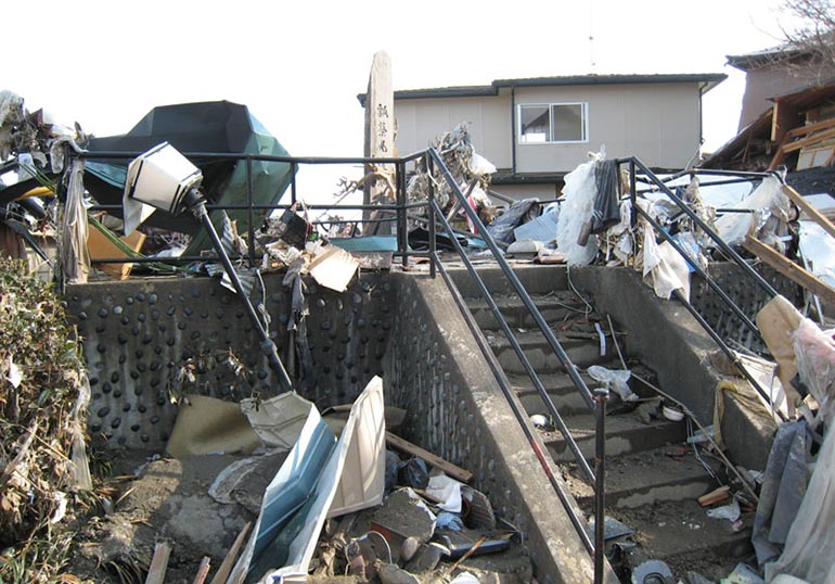 東日本大震災直後鐘楼と梵鐘