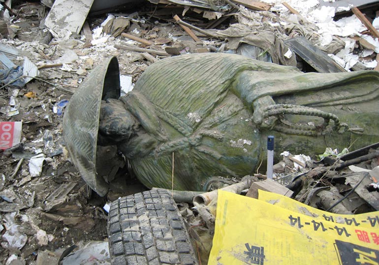 東日本大震災直後親鸞聖人像