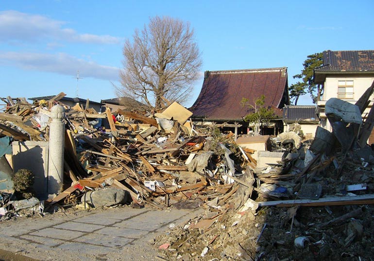 東日本大震災直後正面入口