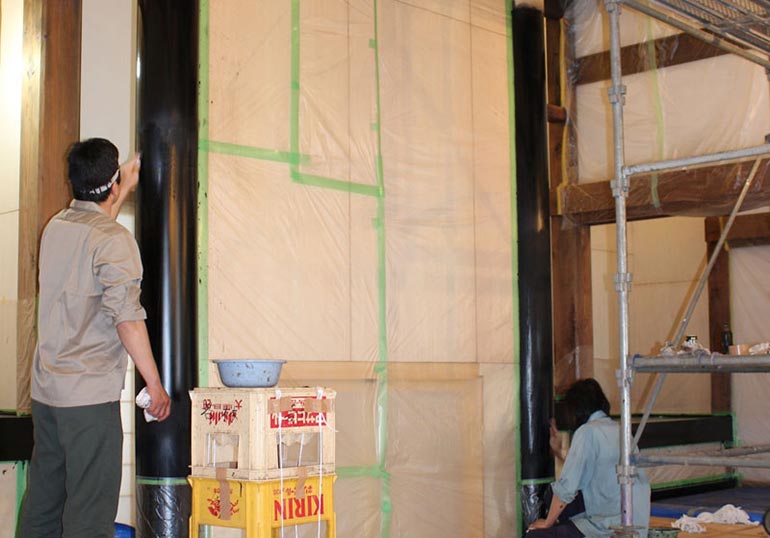 須弥壇柱金箔貼り