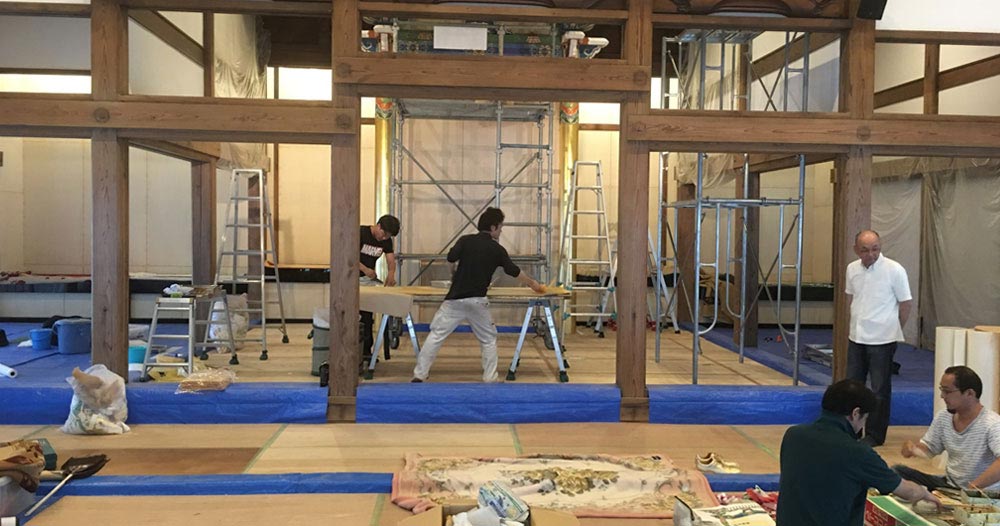 須弥壇柱金箔貼り