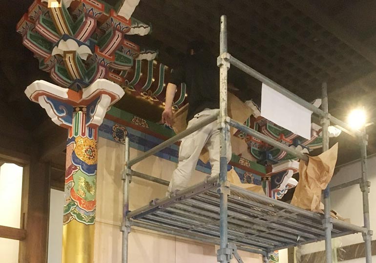 須弥壇柱金箔貼り