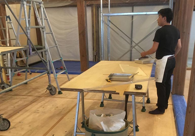 須弥壇柱金箔貼り