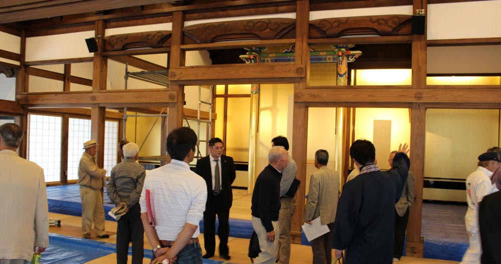 須弥壇柱金箔貼り