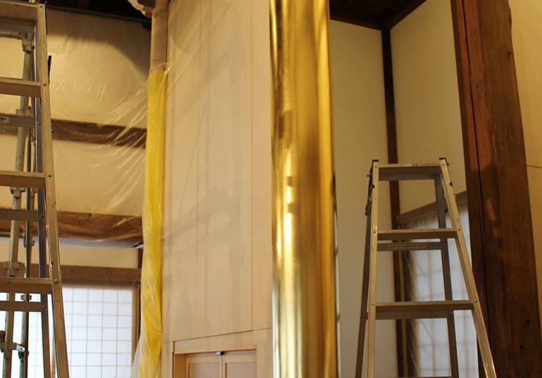 須弥壇柱金箔貼り