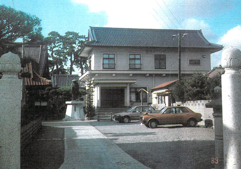 正面より参道、宗祖尊像、山門、庫裡内玄関